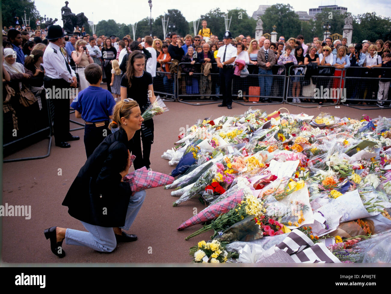 Buckingham Palace death Diana Princess of Wales flowers left as a
