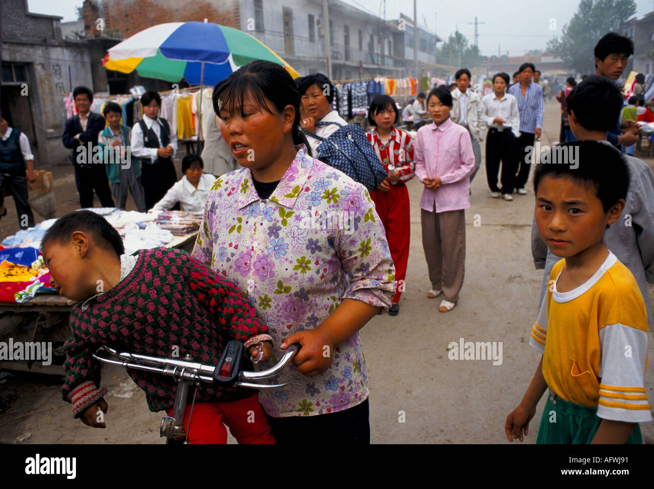 China Anhui Province 1990s 90s Mother son returning from daily market. Liufu Township, crowds of people  1998 HOMER SYKES Stock Photo