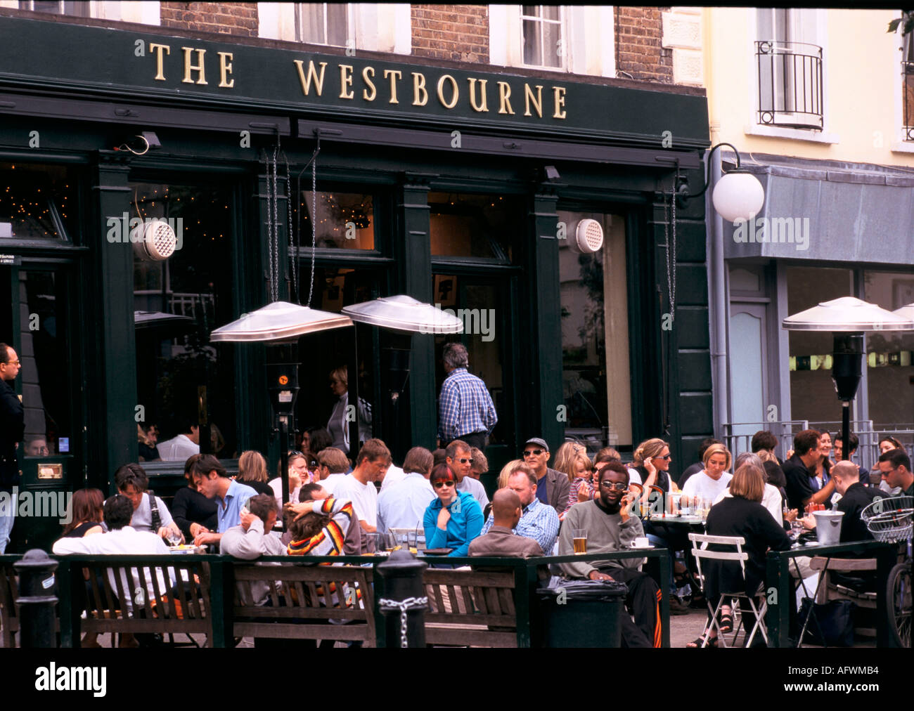 THE WESTBOURNE PUB NOTTING HILL GATE WEST LONDON CROWS OF PEOPLE HOMER SYKES Stock Photo