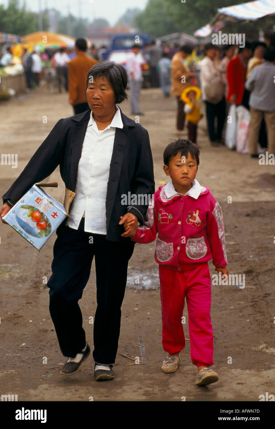 Anhui Province China 1990s. Liufu village rural community, mother son returning from market. Chinese One Child Policy 1998 HOMER SYKES Stock Photo