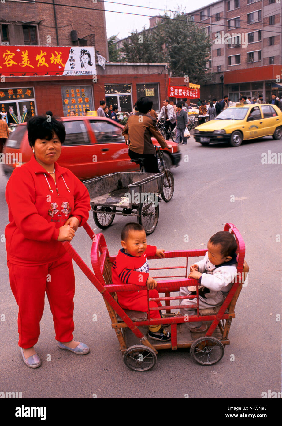 1990s Beijing China mother and two sons 90s HOMER SYKES Stock Photo
