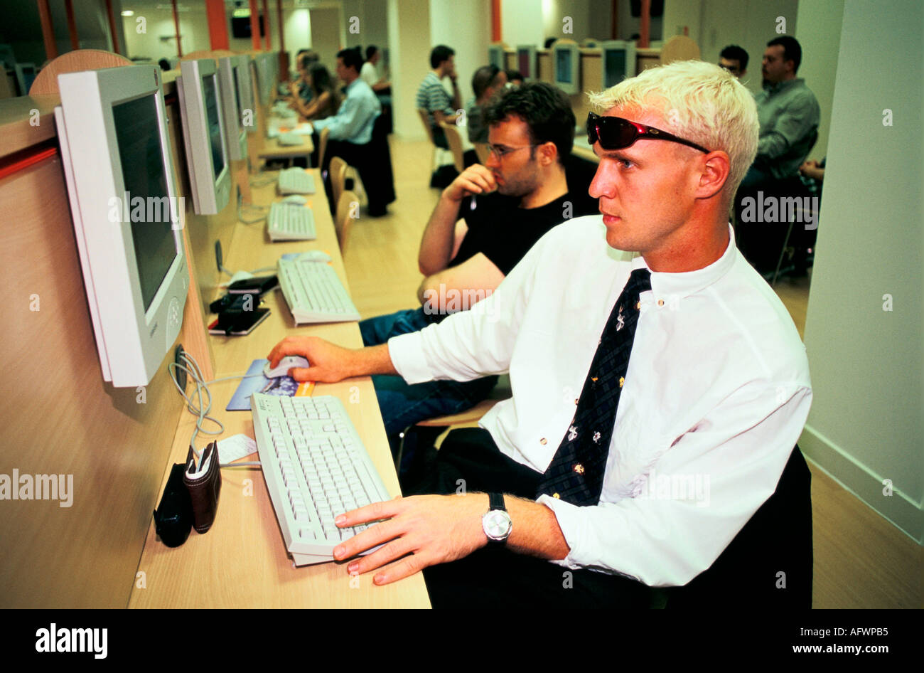 Internet cafe London UK 1990s. Some of the 400 terminals available in the Victoria. Customers using during their office lunch break. 1999 HOMER SYKES Stock Photo
