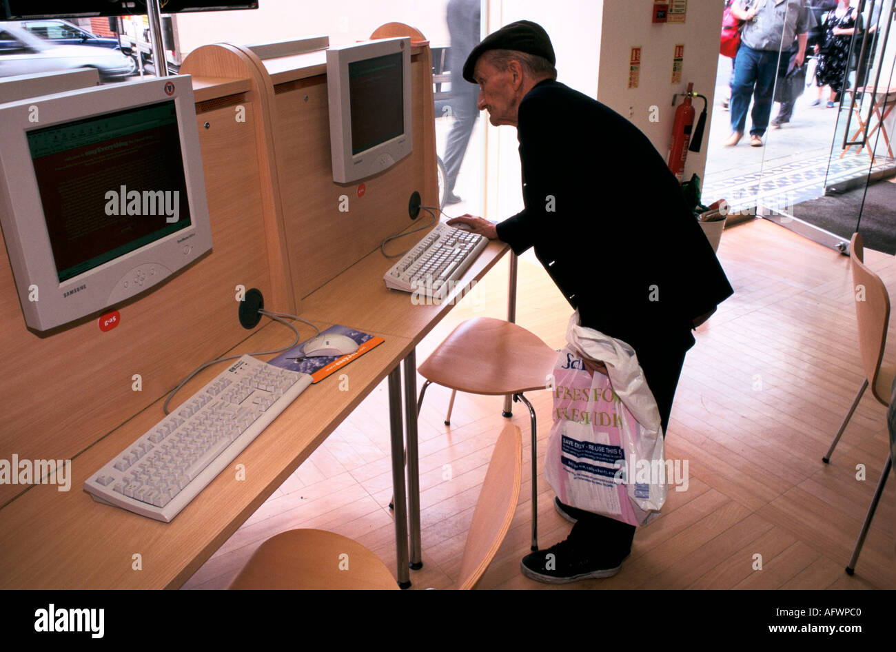 Internet cafe London UK 1990s. Elderly man looking at a computer,  at the Easy Everything internet shop 1999 England. HOMER SYKES Stock Photo