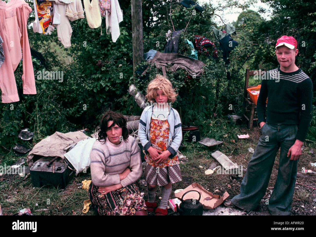 Irish Travellers Gypsy family West Coast Ireland. Young mother and daughter camped camp at the side of the road. Bunratty, County Clare, Eire 1979. Stock Photo