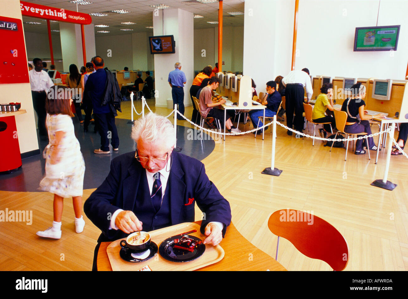 Internet cafe London UK 1990s. Customer in cafe computer terminals in background office workers during their lunch break. 1999 England. HOMER SYKES Stock Photo