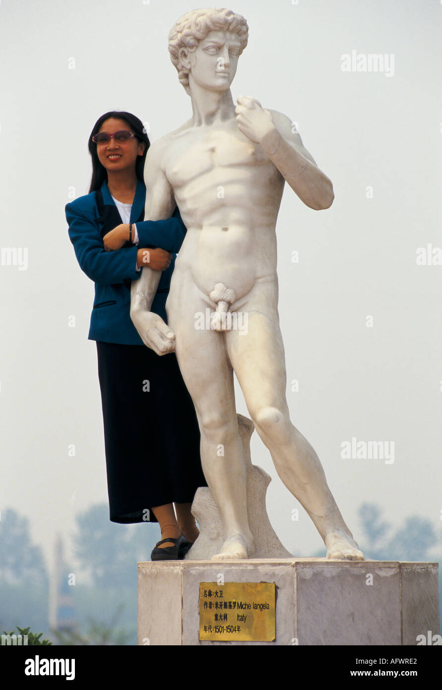 1990s Beijing China, The World Park. A Chines tourists with a replica of Michelangelo's David. 1998 HOMER SYKES Stock Photo