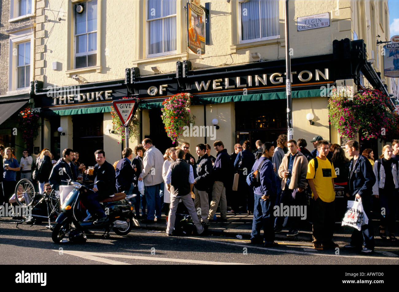 Duke of Wellington pub, Portobello Road, Notting Hill, London. Crowds of Saturday lunch time drinkers on the pavement. 1990s UK HOMER SYKES Stock Photo