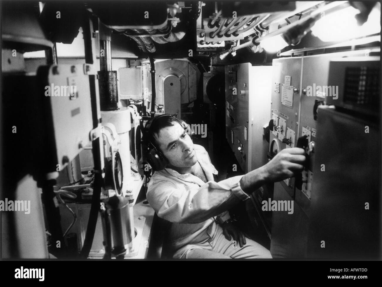 Submarine daily life on HMS Superb, Swiftsure-class nuclear-powered hunter killer sub. Royal Navy crew at work. 2001 2000S  HOMER SYKES Stock Photo