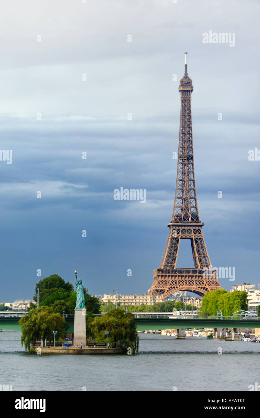 Statue of Liberty and Eiffel Tower in Paris. Statue de la liberté et