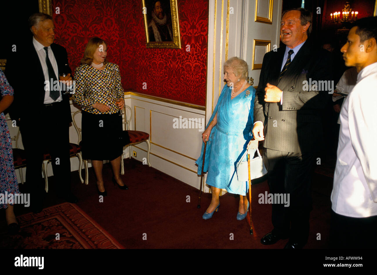 Queen Mother 2001 reception St James's Palace for National Trust for Scotland, working reception meeting greeting quests London Uk 2000s HOMER SYKES Stock Photo