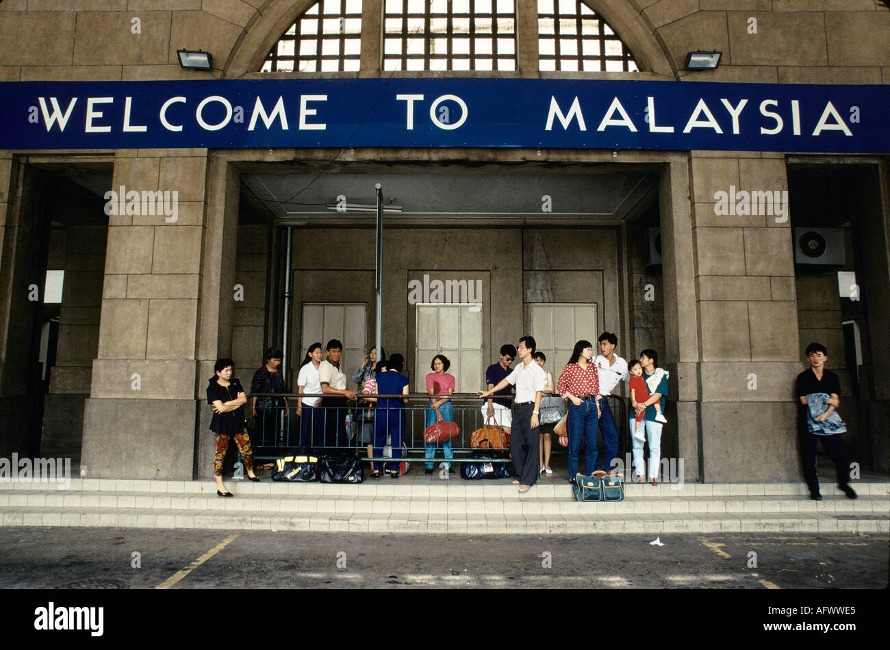 Welcome To Malaysia Sign Outside The Main Station In Kuala Lumpur Kl Passengers Wait For A Taxi South East Asia 1990s 1991 Homer Sykes Stock Photo Alamy
