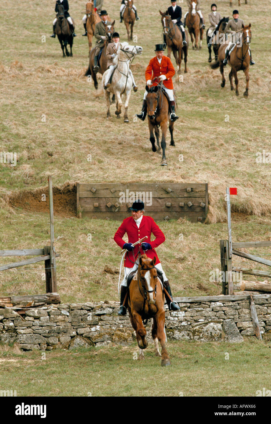 Vale of White Horse Hunt Gloucestershire Huntsman. Master of the Hounds out in front 1980s 1985 UK HOMER SYKES Stock Photo