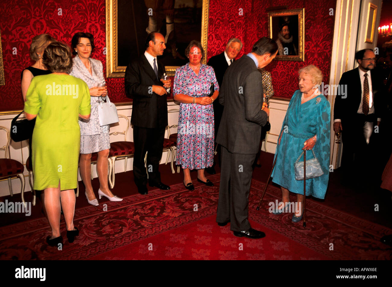 Queen Mother 2001 reception St James's Palace for National Trust for Scotland, working reception meeting greeting quests London Uk 2000s HOMER SYKES Stock Photo