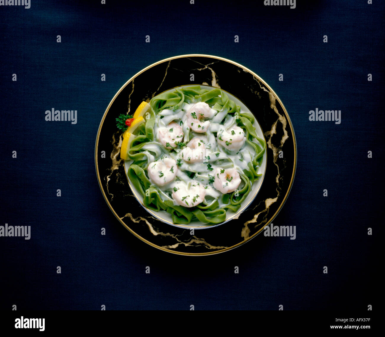 shrimp alfredo with spinach linguini food Stock Photo - Alamy