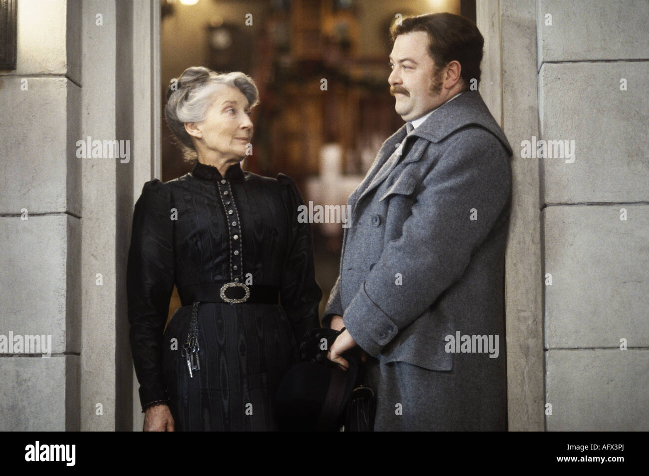 TIME MACHINE 2002 Warner/DreamWorks film with Phyllida Law and Mark Addy Stock Photo