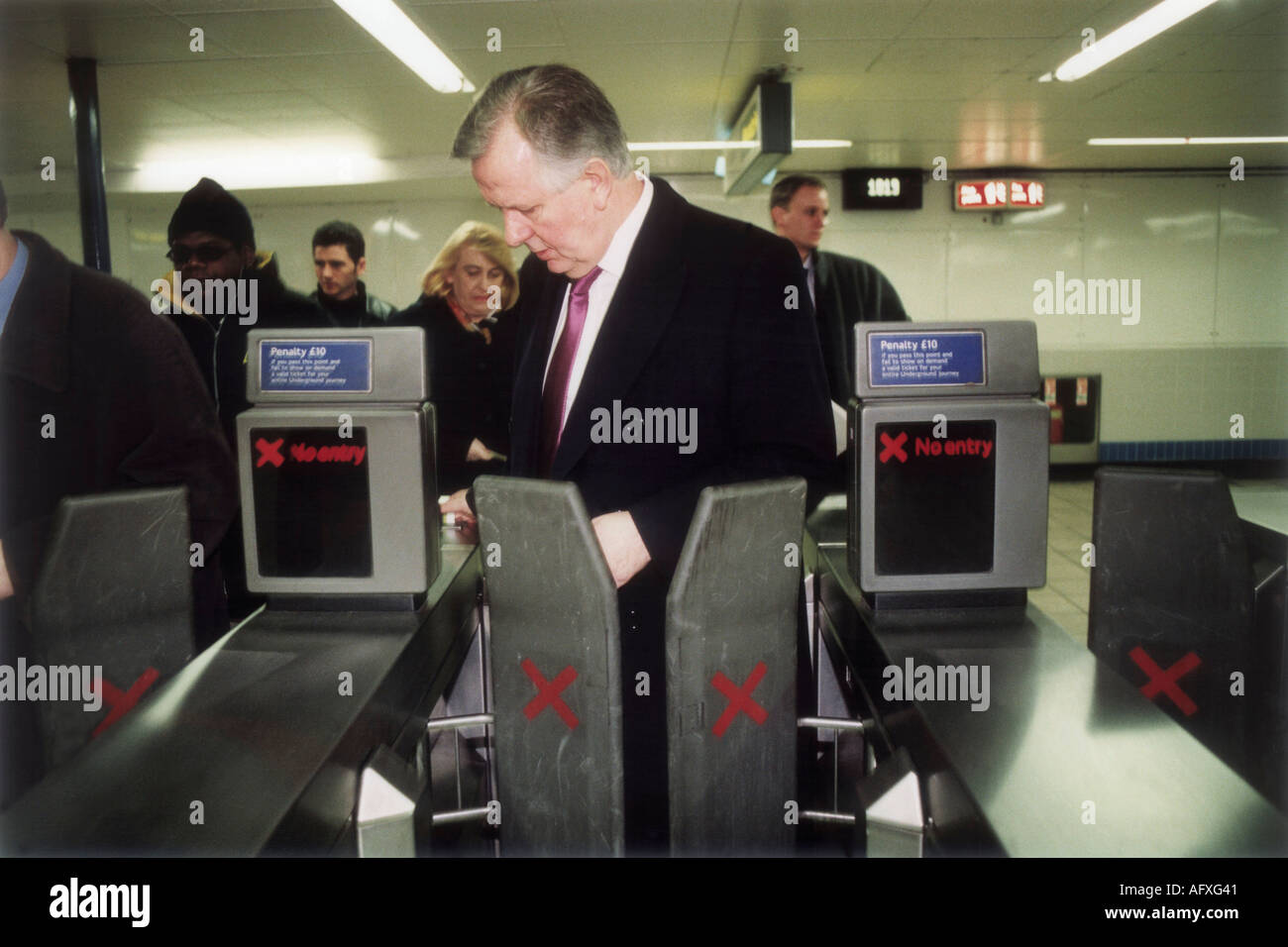Steve Norris London mayoral elections candidate visiting London Underground trying to get the ticket barrier machine to work 2000s 2000 UK HOMER SYKES Stock Photo