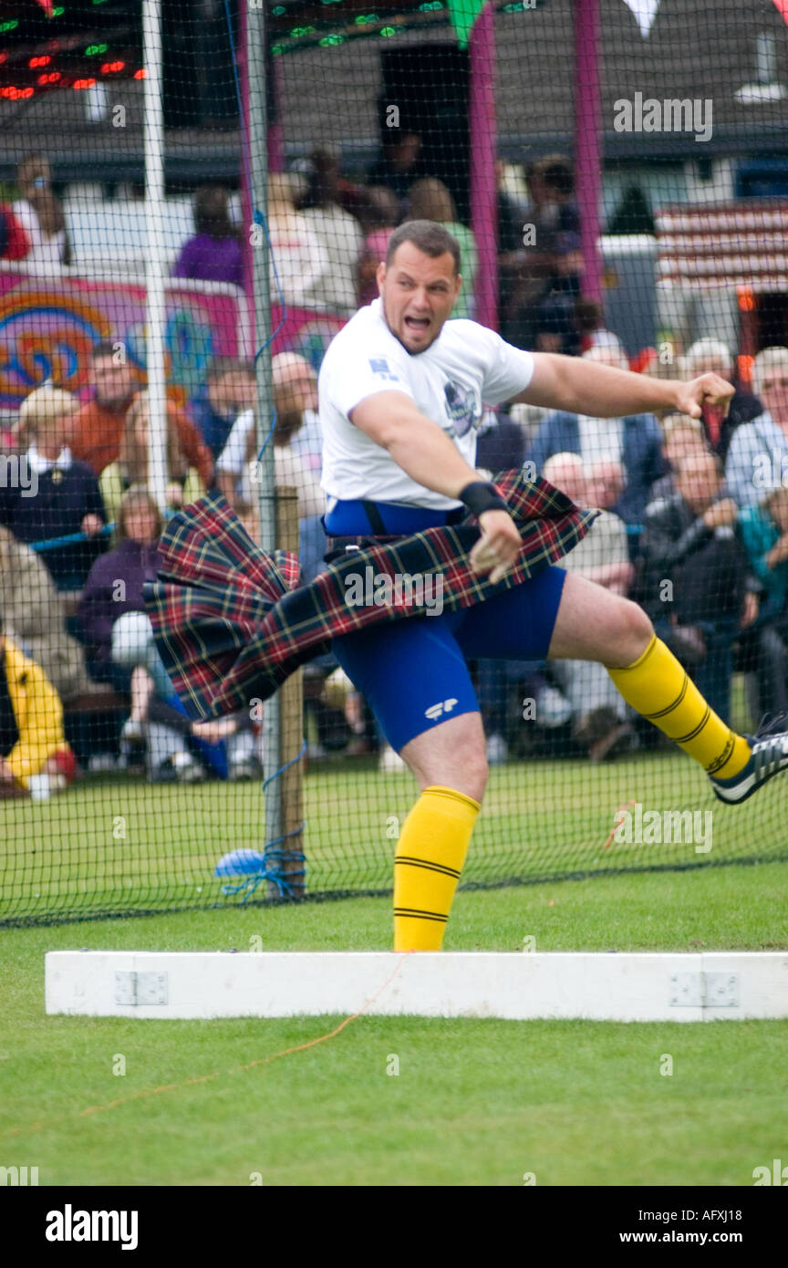 Heavy Gregor Edmonds grunts after the effort of throwing the Ballater stone Stock Photo