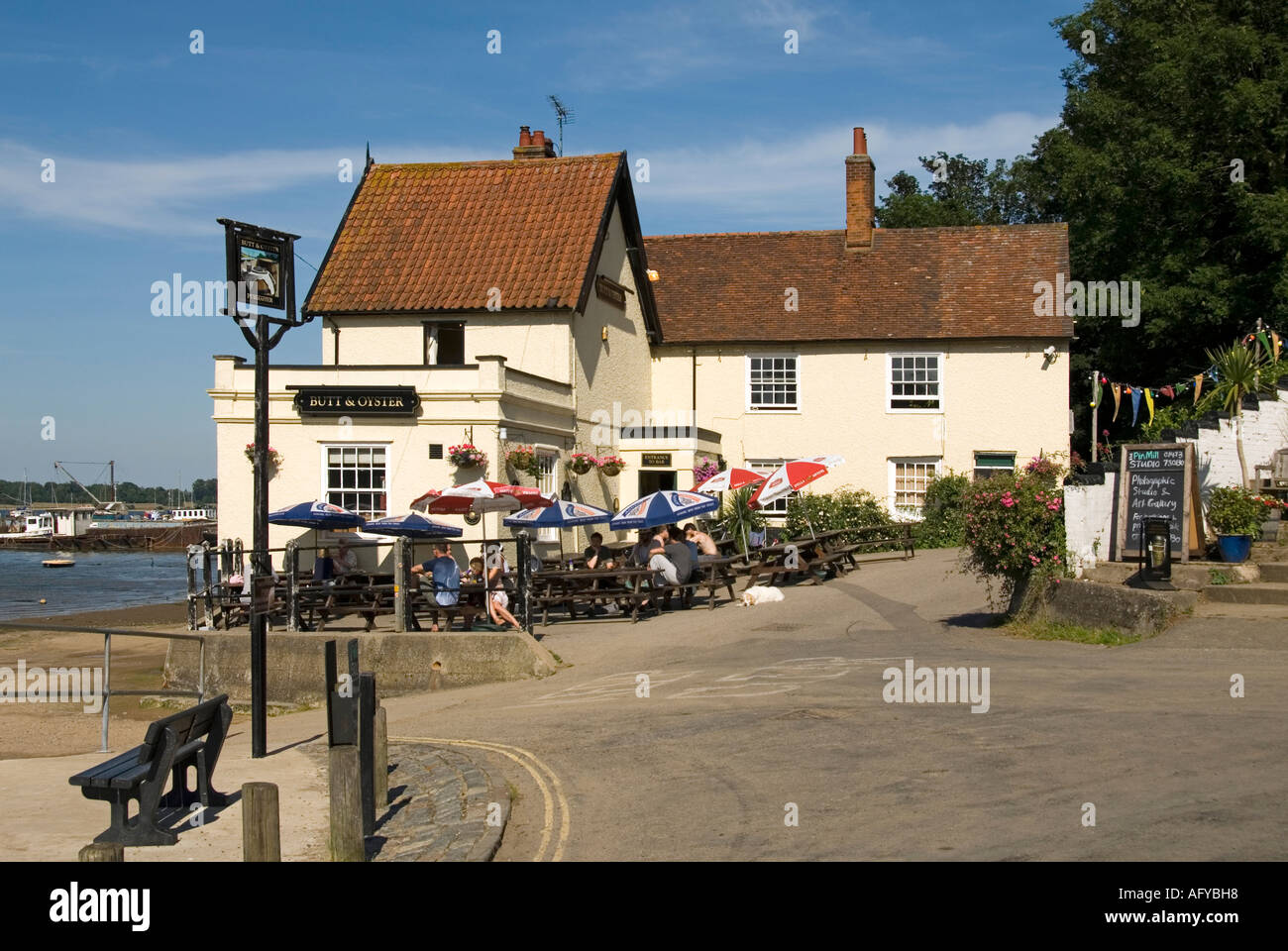 butt-and-oyster-inn-at-pinmill-chelmondiston-beside-the-river-orwell