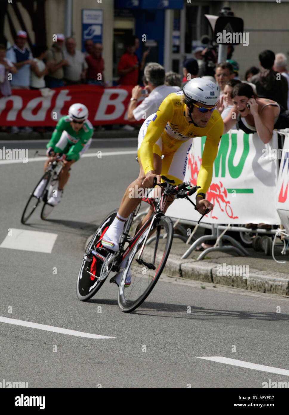 Tom Boonen Leader  yellow jersey leads Robbie McEwen  Points leader in green Tour De France 2006 Rennes time trial stage 7 Stock Photo