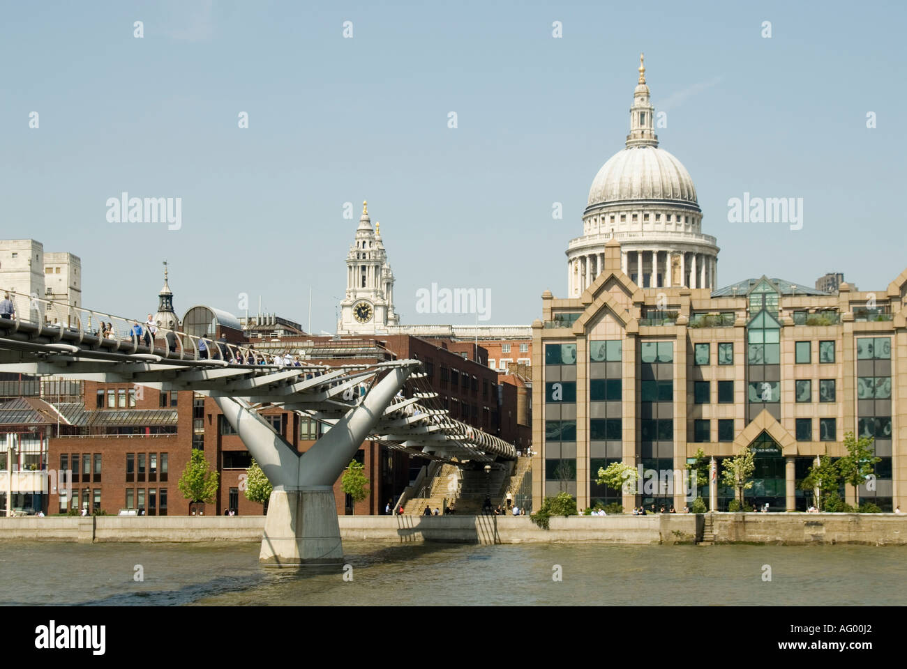 Millennium Bridge links North bank River Thames St Pauls Cathedral with South Bank & Tate Modern in old Bankside power station Stock Photo