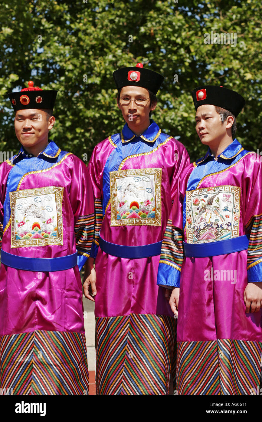 Chinese men wearing traditional clothing Stock Photo - Alamy