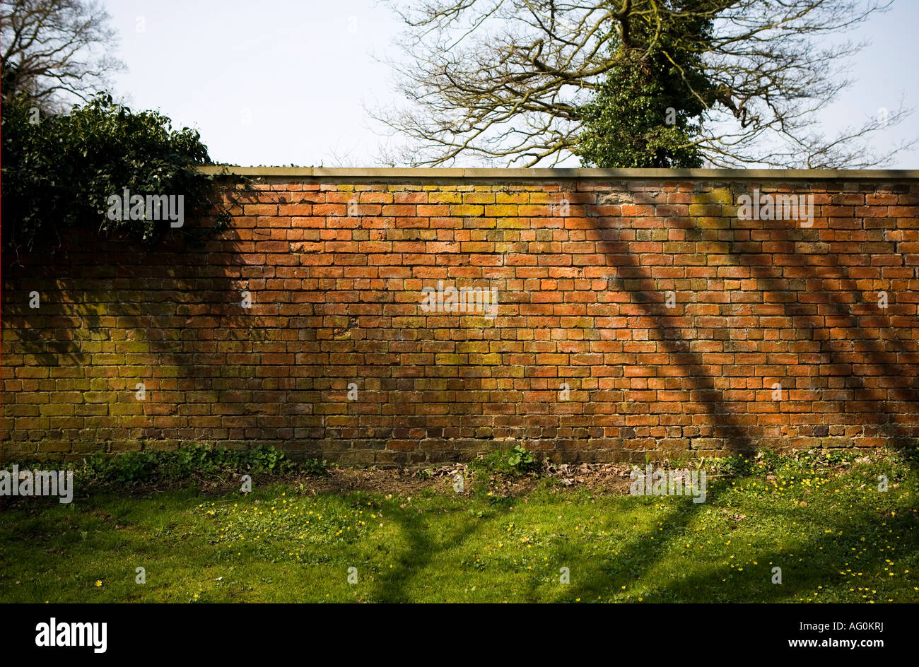 Garden brick wall hi-res stock photography and images - Alamy