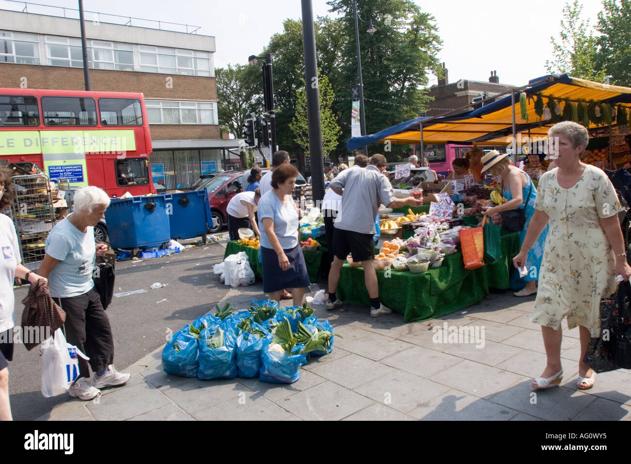 Shoppers Market Day in St Albans Hertfordshire, Hertfordshire Herts England GB UK Stock Photo