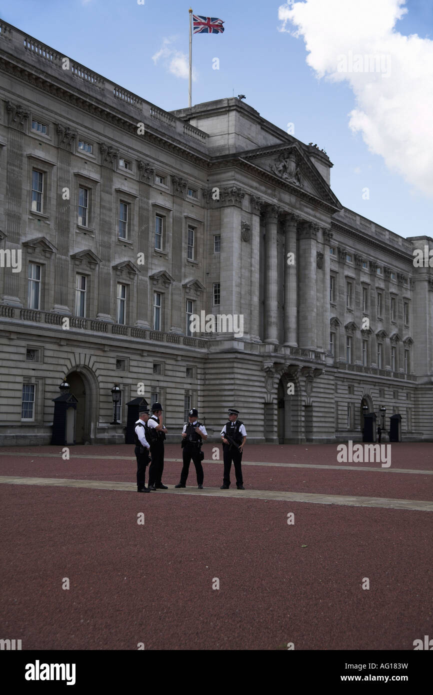 Buckingham Palace London armed police guard Stock Photo