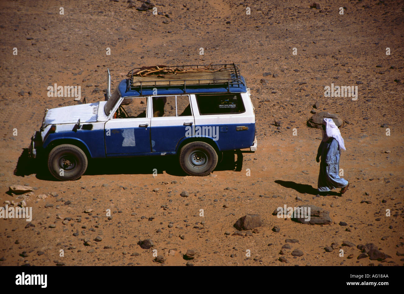 Libyen Beduine und Jeep Wüste Wüstenpiste Libya beduin man jeep desertroad Stock Photo