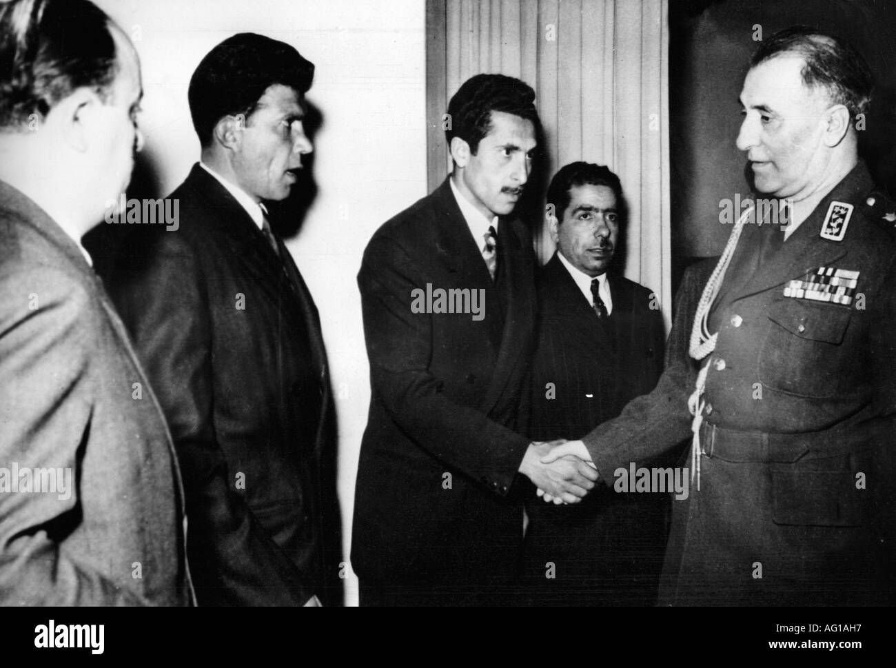Zahedi, Fazlollah, 1897 - 2.9.1963, Iranian general and politician, Prime Minister of Iran, with Dr. Massu Maleki (Secretary of State for Employment) and three workers, March 1955, Stock Photo