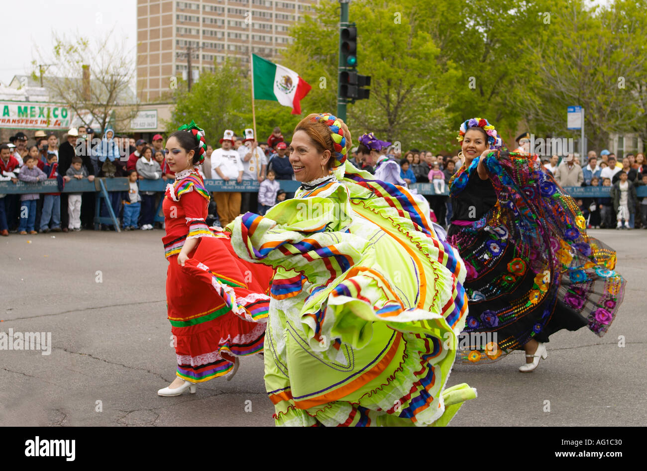 Cinco de mayo parade hires stock photography and images Alamy