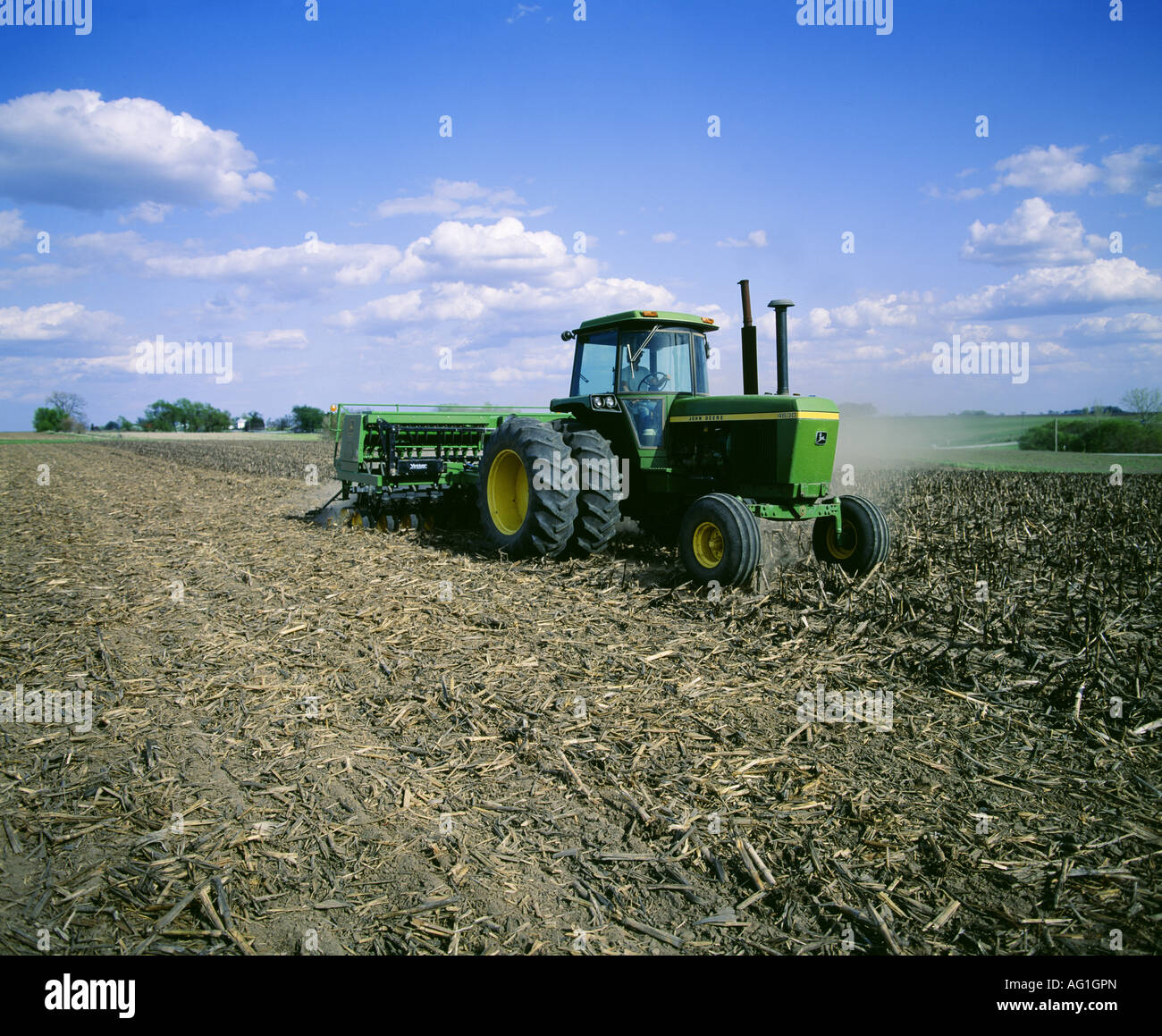 NO TILL PLANTING OF SOYBEANS INTO CORN STUBBLE NO PREVIOUS TILLAGE IOWA