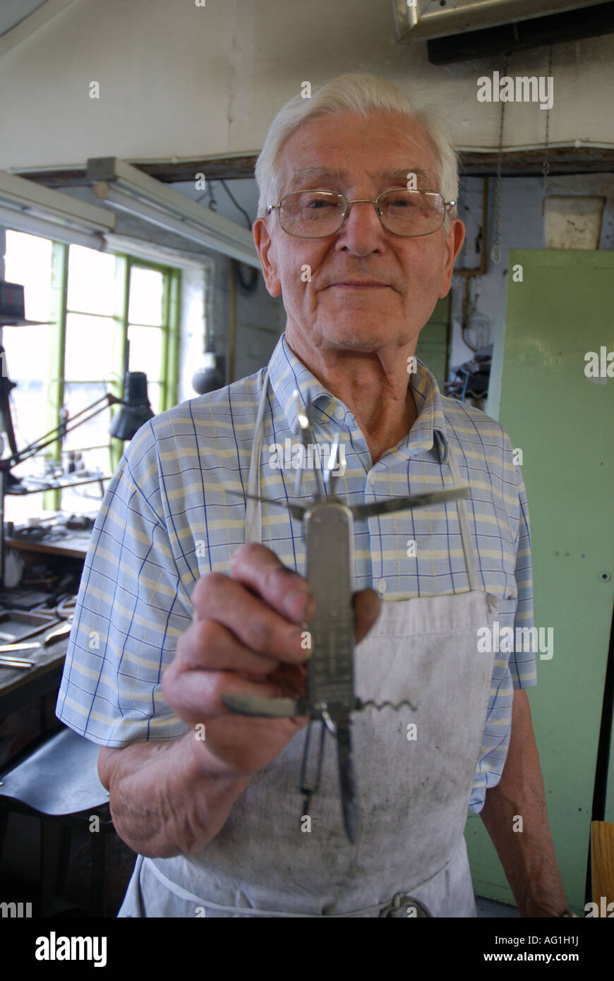 Stan Shaw, legendary Sheffield cutler, handcrafting a knife in his ...