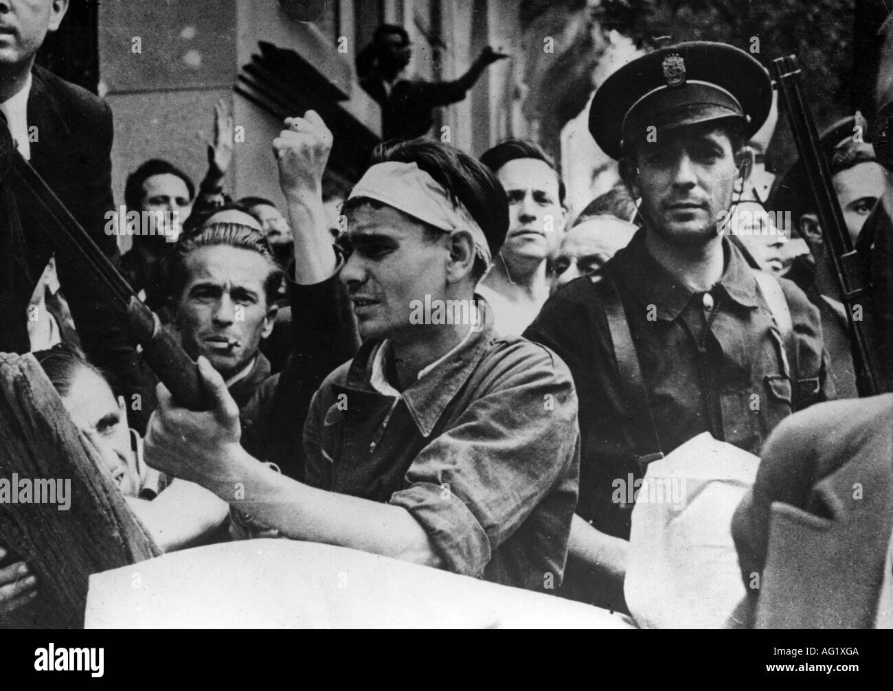 geography / travel, Spain, Spanish Civil War 1936 - 1939, Republicans during the attack on the Montana Barracks, Madrid, 20.7.1936, wounded, head bandage, Winchester rifle, 20th century, historic, historical, 1930s, uniform, peaked cap, male, man, men, people, Stock Photo