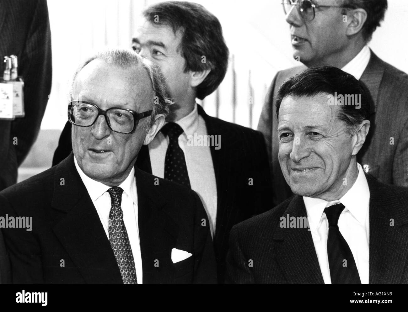 Weinberger, Caspar Willard 'Cap', 18.8.1917 - 28.3.2006, American politician, Secretary of State for Defense, portrait, with Lord Peter Alexander Rupert Carington, (6th Baron Carrington), at conference of nuclear planning group, Würzburg, 19.3.1986 - 21.3.1986, Stock Photo