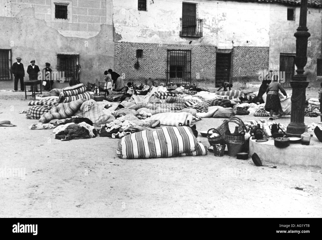 geography / travel, Spain, Spanish Civil War 1936 - 1939, Madrid, 1.11.1936, inhabitants preparing for the flight, 20th century, Spanish, historic, historical, refugees, escape, misery, distress, people, 1930s, Stock Photo