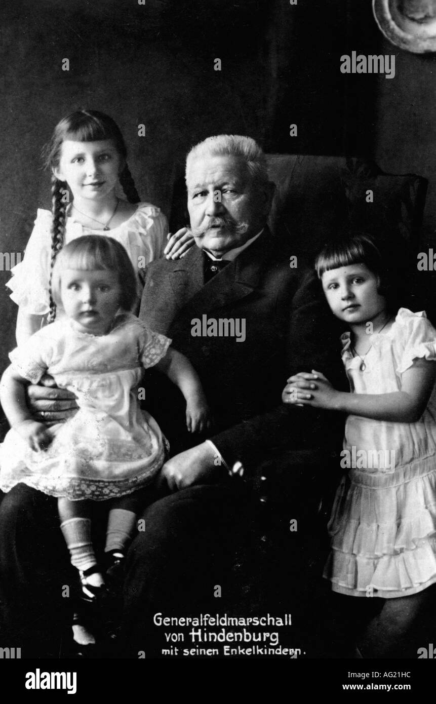 Hindenburg und Beneckendorff, Paul von, 2.10.1847 - 2.8.1934, German general and politician, with grandchildren, postcard, Lüneburg, circa 1925, family, grandfather, Luneburg, Lueneburg, , Stock Photo