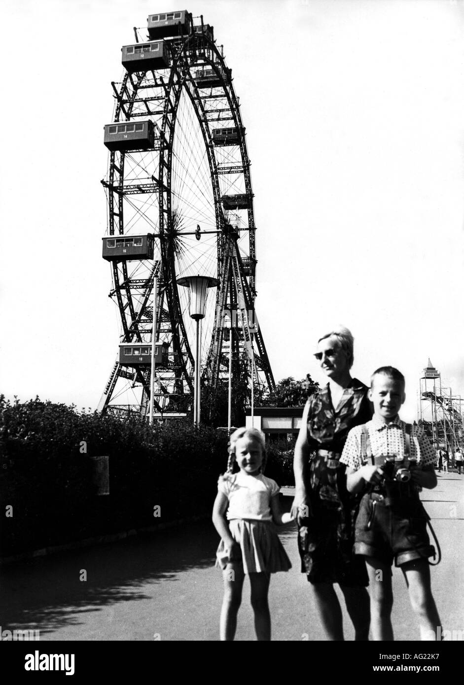 geography / travel, Austria, Vienna, parks, Prater, big wheel, circa 1970, historic, historical, ferris wheel, Europe, built 1897, amusement park, family, mother, children, trip, 20th century, twentieth century, 1970s, 70s, people, Stock Photo