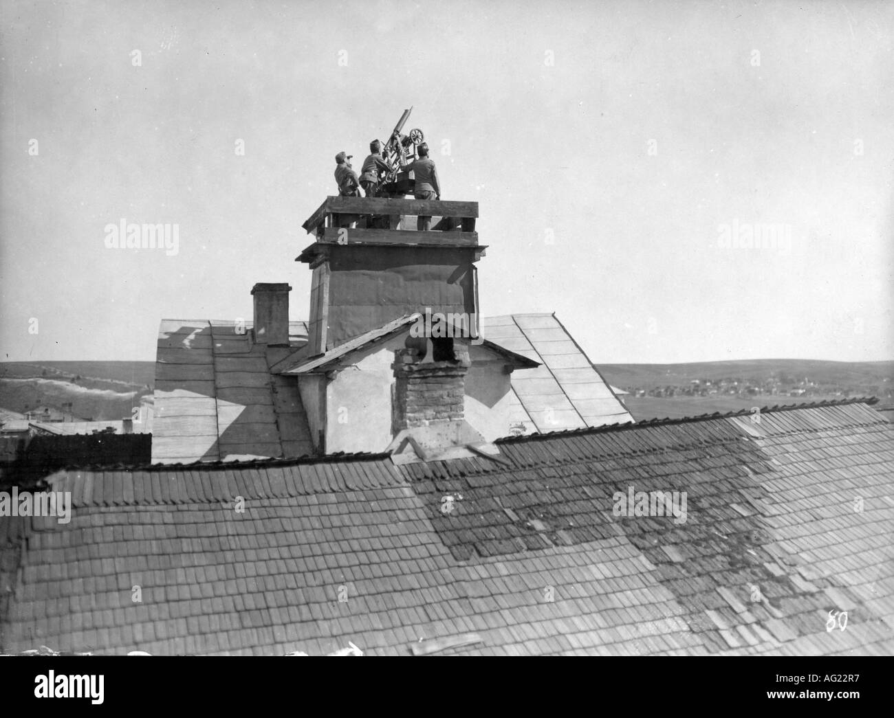 events, First World War / WWI, aerial warfare, anti aircraft, Austrian machine gun sentry on a roof, circa 1915, Stock Photo