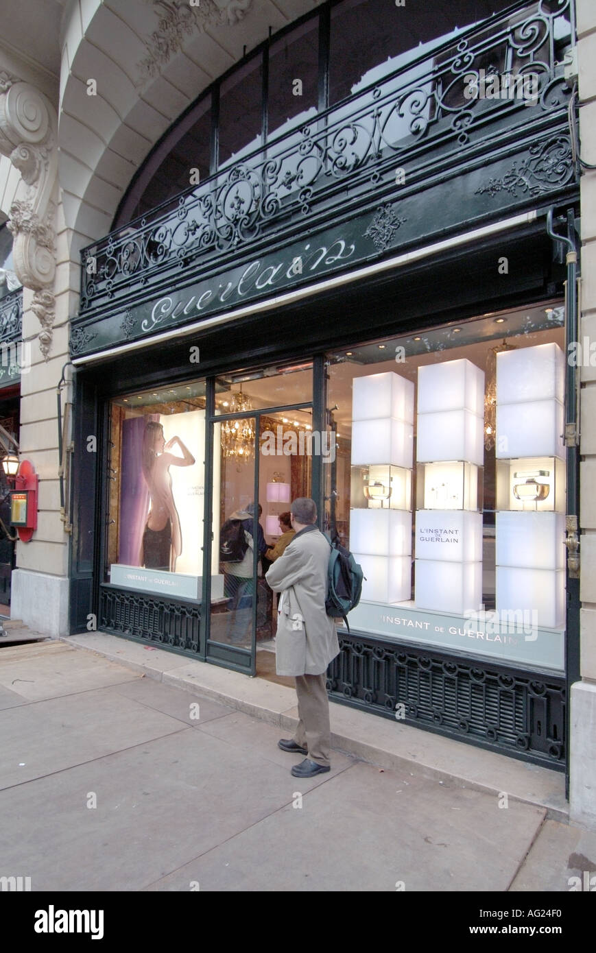 Paris, France, People Walking, Shopping, on the Avenue Champs Elysees  Guerlain Perfume Store Front, busy street shop, streets of Paris shops  centre Stock Photo - Alamy