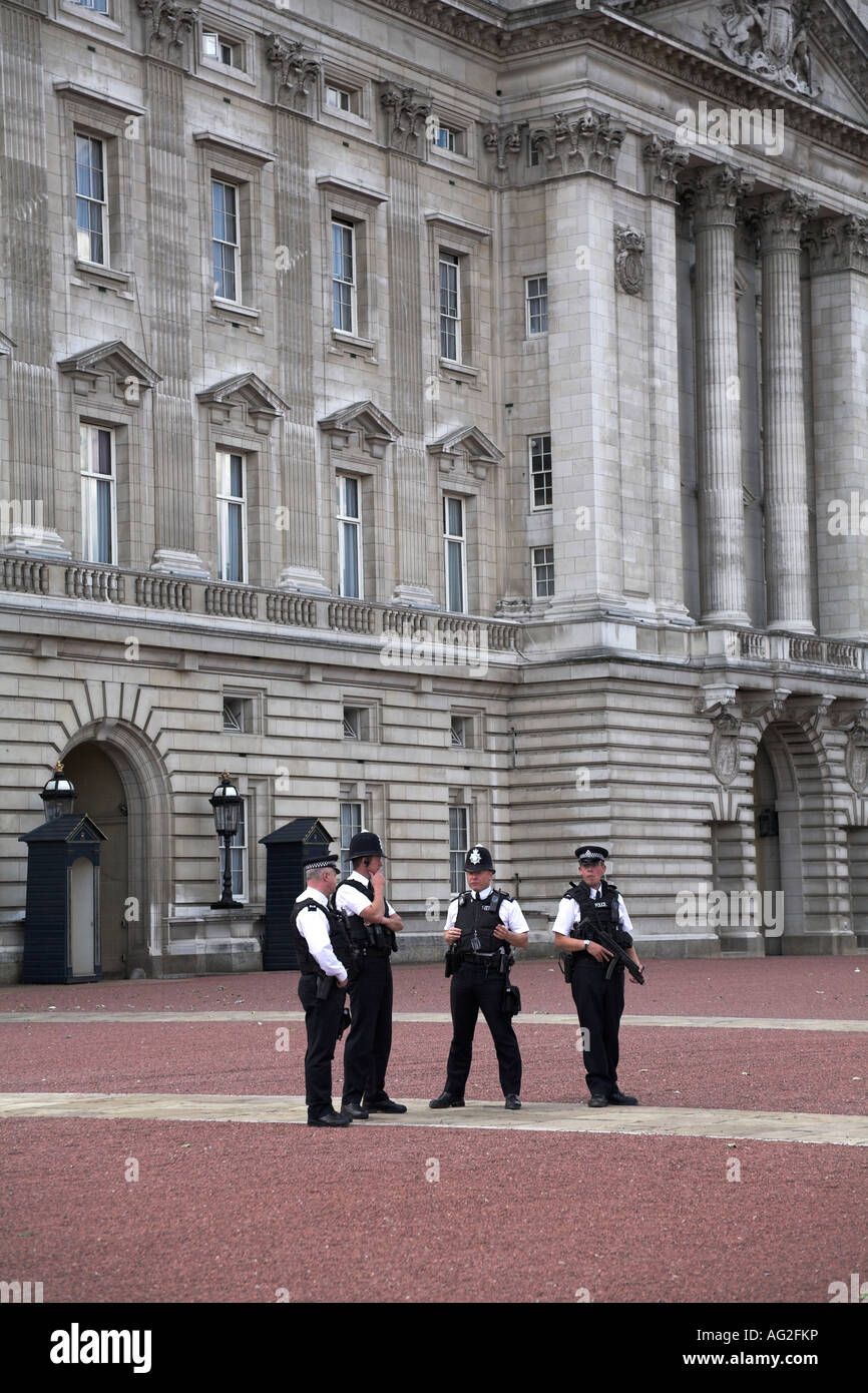 Buckingham Palace London armed police guard security guards guarding Stock Photo
