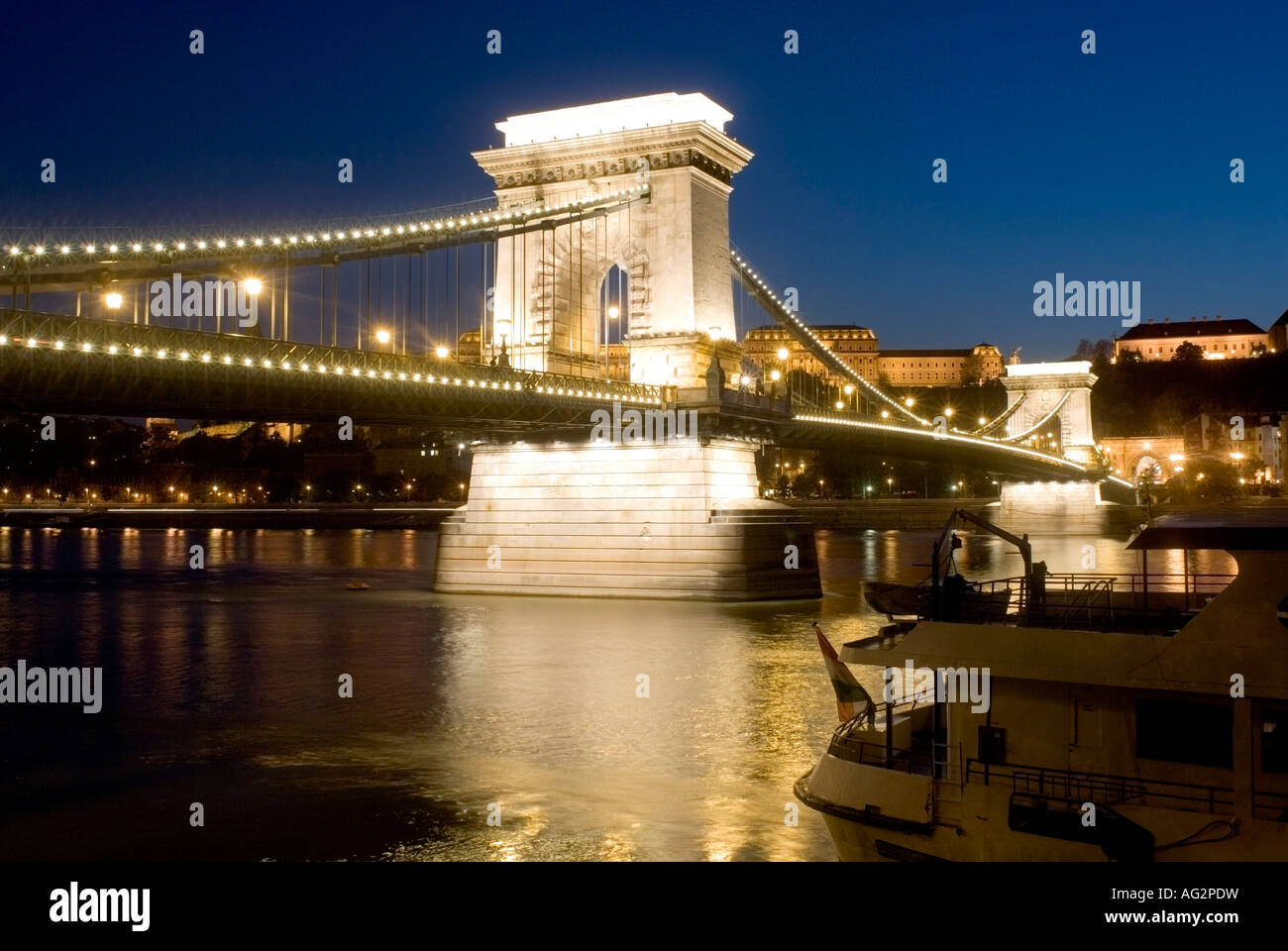 Chain Bridge and Buda Castle at dusk Budapest Hungary Stock Photo - Alamy