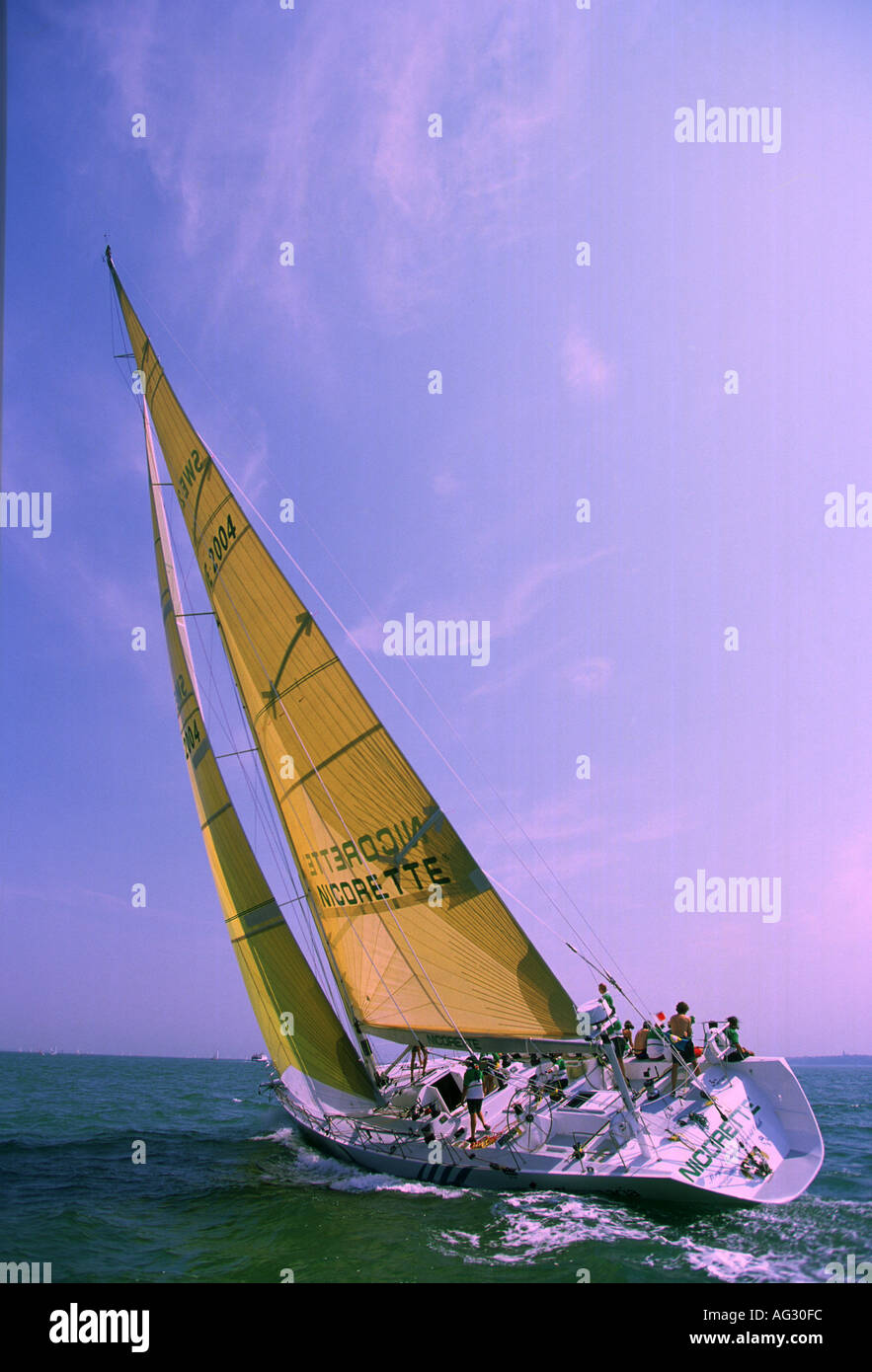 Sailing cowes movement hi-res stock photography and images - Alamy