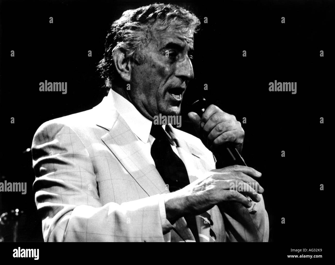 Bennett, Tony, * 3.8.1926, American singer (Jazz), singing, portrait, live performance, Montreux Jazz Festival, July 1997, Stock Photo