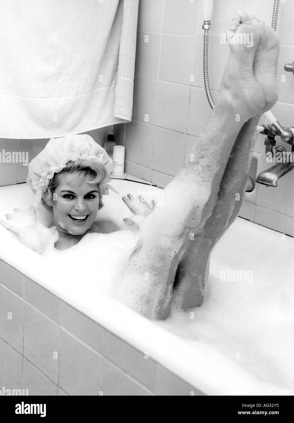 Maybach, Christiane, 14.3.1932 - 12.4.2006, German actress, half length, homestory, having a bath, 1967, Stock Photo
