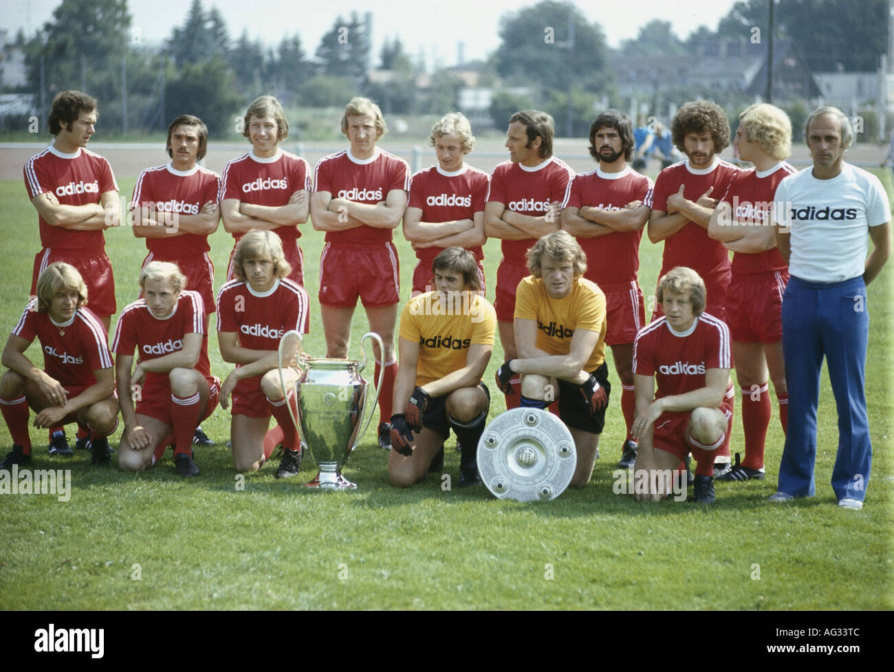 Sport, Sports, football / soccer, FC Bayern Munich, team photo, with German and European champions trophies, 1974, Stock Photo