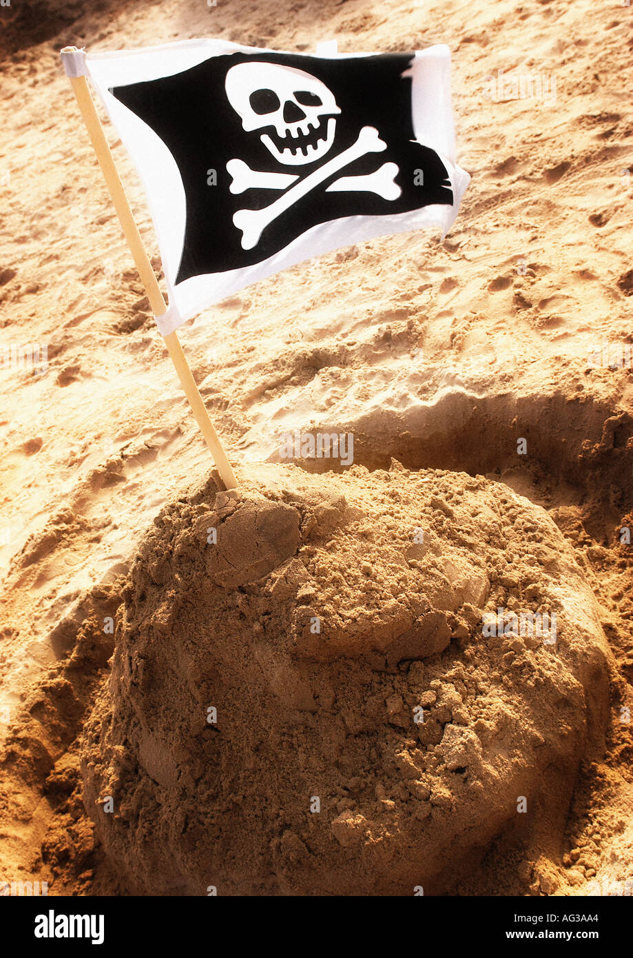skull and crossbones flag in sandcastle Stock Photo Alamy
