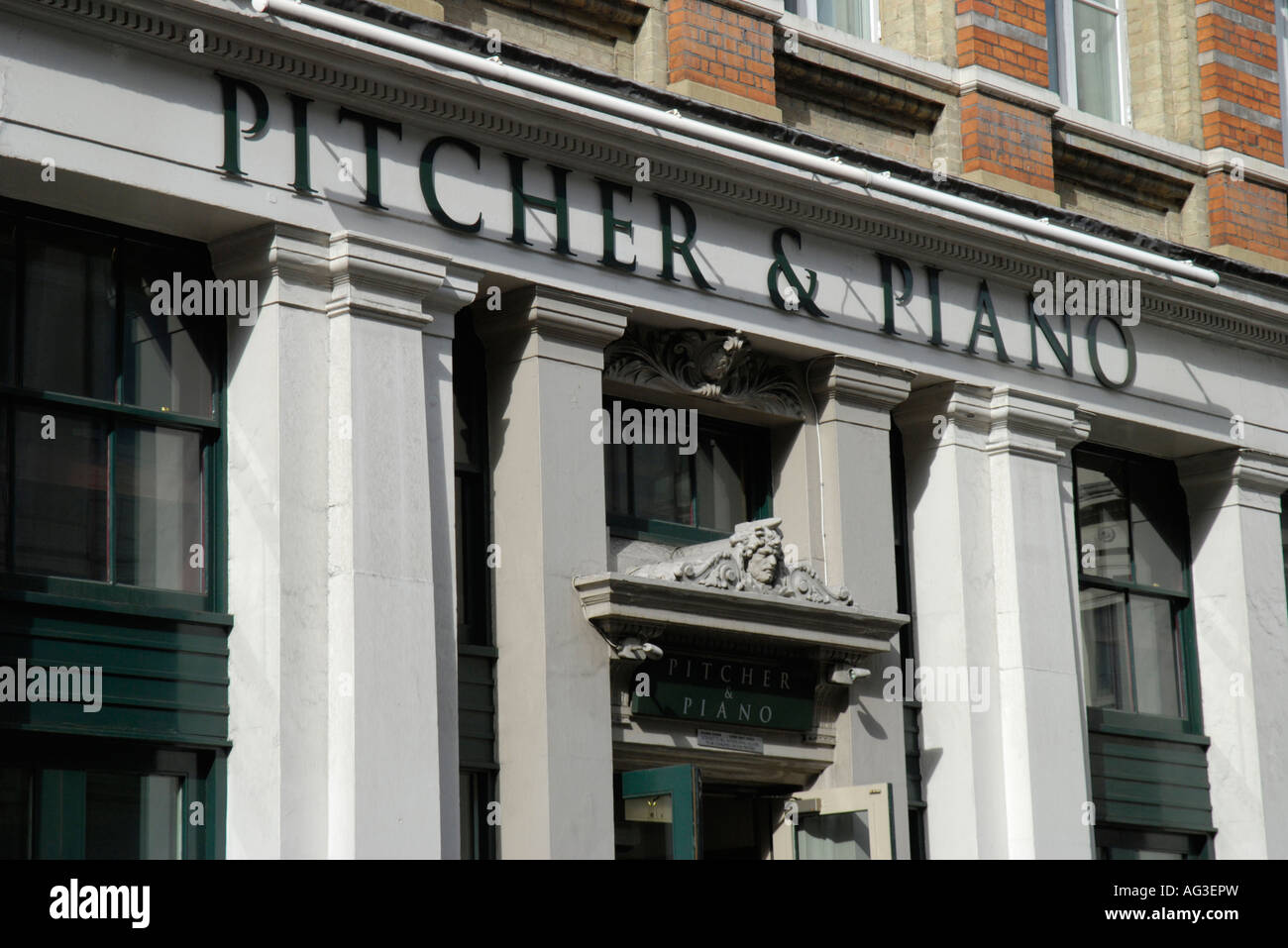 pitcher-and-piano-wine-bar-in-william-iv-street-westminster-london