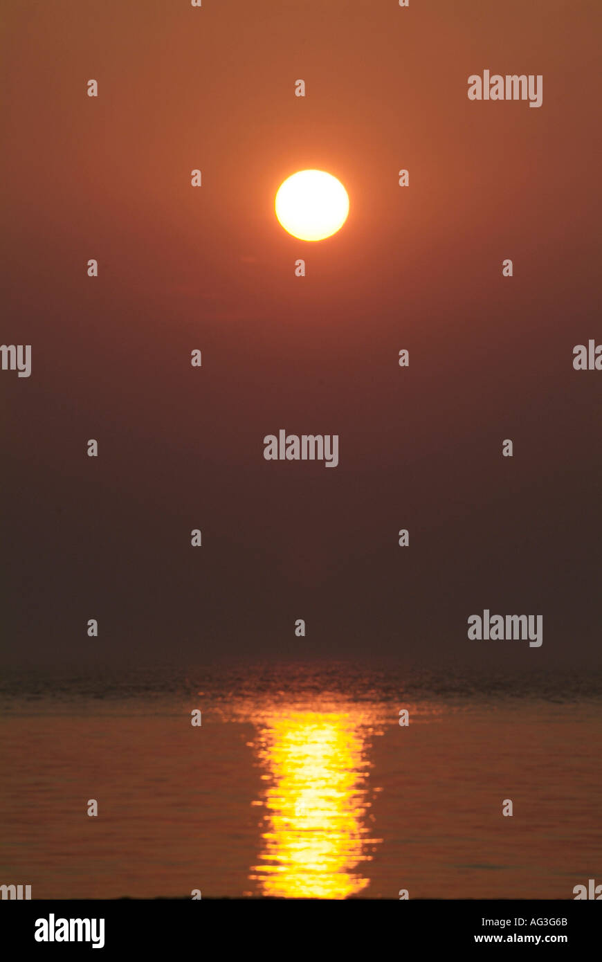Sunset over water hi-res stock photography and images - Alamy