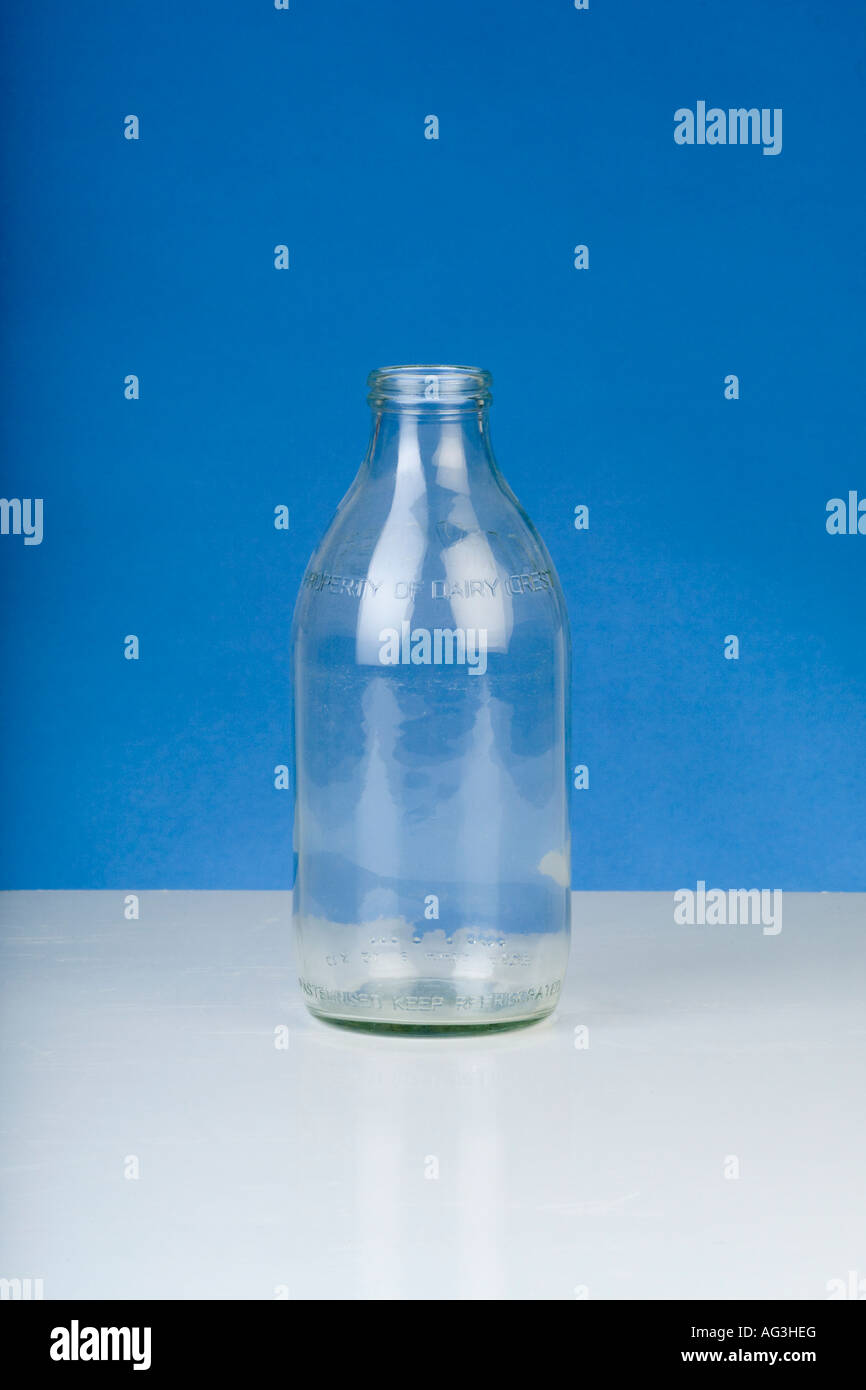 https://c8.alamy.com/comp/AG3HEG/old-style-one-pint-glass-milk-bottle-AG3HEG.jpg